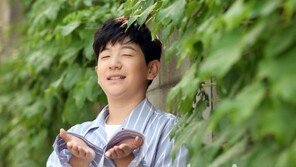 [화보]이우진, 골목길에서 빛나는 ‘나야나’ 라이브 무대