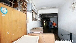아파트 복도 위 가스관, 묶인 소화기… ‘런던 화재’ 남의 일 아니다 