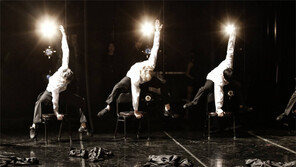 무대에 오른 관객들 무용수와 ‘막춤’ 경연