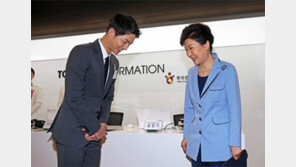 박근혜 전 대통령, 지위 이용 ‘팬질’ 정황… “송중기 돋보이게”