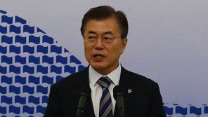 “文대통령, 인사 논란에도 ‘직무수행 잘한다’ 83%…전주보다 1%p 상승”