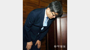 안경환 결국… 문재인 정부 첫 낙마