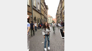 ‘아는 형님’ 김소은, 외국서도 ‘미모 甲’ 인증…“행복한 웃음”