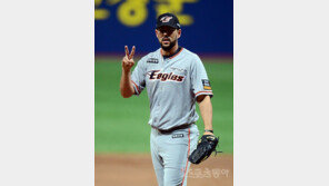 한화 비야누에바의 ‘묶인 손가락’이 의미하는 것