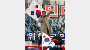 “盧, 삼성돈 8000억” 발언 김경재는 누구? DJ 40년 측근, 美서 15년 망명생활도…