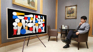 꺼져 있는 TV에 예술작품이…