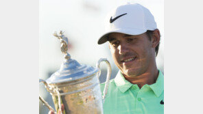 지구촌 필드 떠돌던 켑카, 24억원 ‘인생 샷’