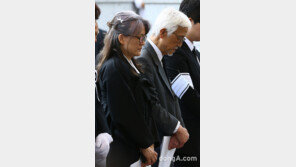 [동아포토]故 윤소정 영결식, 묵념하는 오현경-오지혜