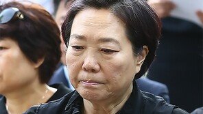 [동아포토]양희은, 슬픔 속 故 윤소정 영결식