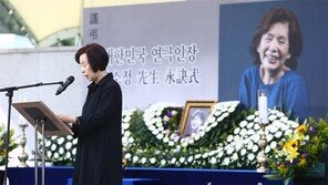 [동아포토]손숙 ‘친구 故 윤소정을 보내며’