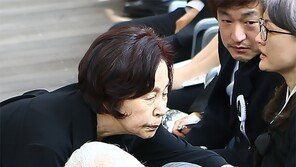 [동아포토]故 윤소정 영결식, 오현경 위로하는 손숙