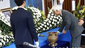 [동아포토]오현경 ‘아내에게 마지막 꽃 한 송이’