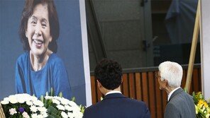 [동아포토]오현경 ‘아내 故윤소정을 그리워하며’