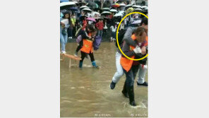 ‘신발 젖기 싫어’ 환경미화원에 업혀 물 건너는 대학생들, 비난 폭증