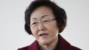 “문재인은 공산주의자” 신연희, 검찰 출석…‘묵묵부답’