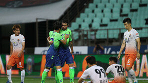 전주성 꽃단장에도 소리 죽인 전북