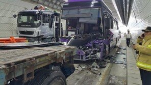 영동고속도로 둔내터널서 연쇄 5중추돌 사고…3명 부상