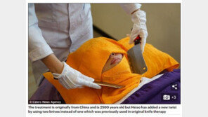 칼로 얼굴·몸 ‘탁탁’ 두드리니 피로가 싸~악? ‘나이프 마사지’ 화제