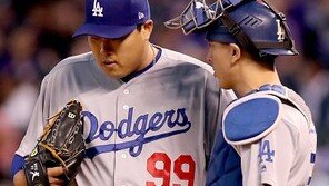 류현진 포수 때문에?…‘백업’ 반스가 마스크 쓰면 평균자책 ‘6점대’