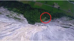 [영상]알몸에 낙하산 메고 ‘베이스점프’… 이 여자 왜 이래?