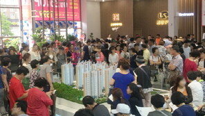 화창한 날씨에 견본주택 나들이 온 수요자 줄이어