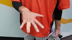 ‘굽은 손가락’ 롯데 문규현 “후배들 활약에 뿌듯”