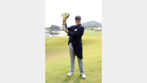 “가능하다면 미켈슨과 맞붙고싶다”…잡초 황중곤 우승 축배