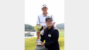 역전극 황중곤 “캐디 친형, 얼마 줘야 할지”