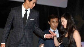 [동아포토]김수현-설리, 매너 입장