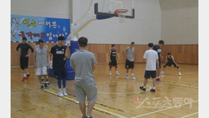 ‘열악한 환경’ 남녀 농구대표팀의 상부상조
