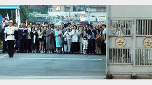 철문 열리자… 49년 만에 완전히 개방된 청와대 앞길