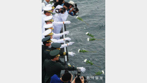 대한해협해전 전승 67주년… 전사자 추모 헌화