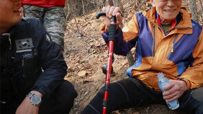 “유해 찾으려던 전우들과 편히 쉬세요”