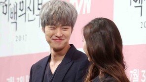 [동아포토]공명, 정수정을 향한 그윽한 눈빛