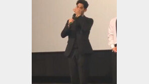 김수현, ‘리얼’ 시사회 중 눈물…“마음고생 심했나?”[영상]