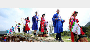 세계태권도선수권 선수들 “한복 입고 섶다리 건너요”