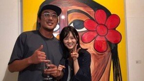 “같은 소속사, 의리!”…고아라, 하정우에 다정한 ‘팔짱’