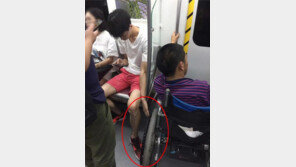 ‘오른손 한 일 왼손 모르게…’, 지하철서 휠체어 남몰래 잡아준 ‘훈남’ 화제