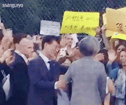 ‘문재인 미국 방문’ 강경화, ‘손키스’ 날리자 교민들 ‘환호’