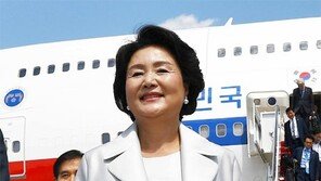 김정숙 여사 ‘내조외교’ 시동… 파란색 나무 그림 옷으로 신뢰의 메시지