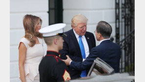 트럼프와 악수 文 대통령, 왼손으로 트럼프 팔꿈치 잡으며 ‘견제’…“성공적”