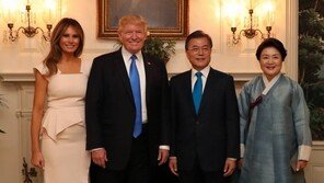 김정숙 여사, ‘한복’ 반짝…손혜원 “한산모시로 지어…누구보다 잘 어울려”