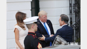 ‘악명 높은’ 트럼프 대통령 악수법 어땠기에? 악수 제안에 ‘딴청’, ‘이 악문’ 악수도…