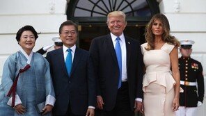 ‘유쾌한 정숙 씨’와 ‘은둔형 영부인’ 멜라니아…“달라도 너무 달라”