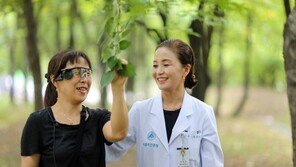 인공망막 이식 국내 첫 성공…10년만에 남편 얼굴 다시보고 눈물