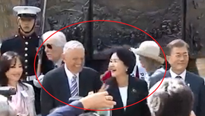 김정숙 여사, ‘통역 없이 영어로 대화’ 영상 SNS 화제