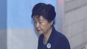 박근혜 전 대통령 재판중 갑자기 책상에 이마 대고 엎드려…재판 중단