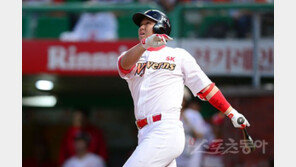 ‘이걸 쳐?’ 던질 곳 없게 만드는 최정의 홈런스윙