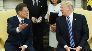 트럼프, FTA 재협상 파상공세… 문재인 대통령은 구체적 언급 피해