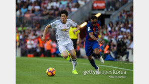 ‘종횡무진’ 박지성, 1도움 풀타임…맨유, 바르셀로나와 레전드매치서 3-1 승